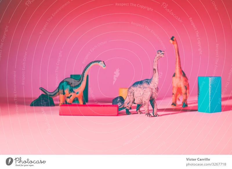 Dinos mit Blöcken und rosa Hintergrund Freizeit & Hobby Klima Klimawandel Ende Endzeitstimmung Kindheit Kitsch mehrfarbig Innenaufnahme Studioaufnahme
