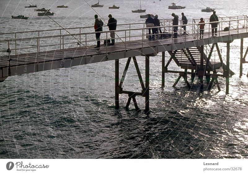 Pier Anlegestelle Wasserfahrzeug Meer Mensch Angelrute Menschengruppe Quai Hafen Treppe schreiten