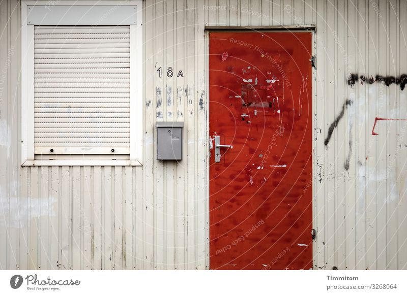 18 A Häusliches Leben Notunterkunft Container Fassade Fenster Tür Briefkasten Rollladen Metall Schriftzeichen Ziffern & Zahlen Armut dreckig Gefühle elend