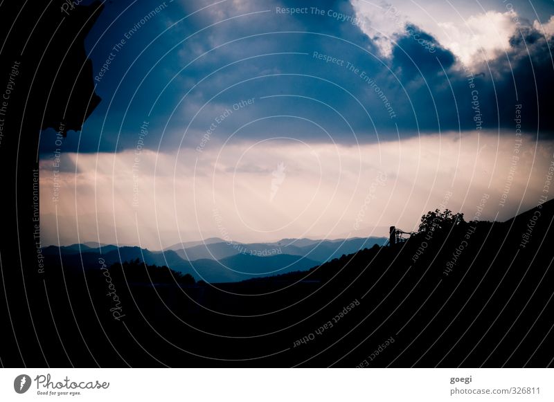 Luftperspektive Umwelt Landschaft Himmel Wolken Sonne Sonnenlicht Wetter Urwald Hügel Berge u. Gebirge leuchten ästhetisch fantastisch Warmherzigkeit Glaube