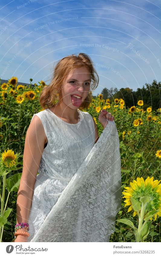 Mädchen steht im Sonnenblumenfeld und streckt die Zunge raus Lifestyle Freude Ausflug Sommer Mensch feminin Junge Frau Jugendliche 1 13-18 Jahre Natur Pflanze