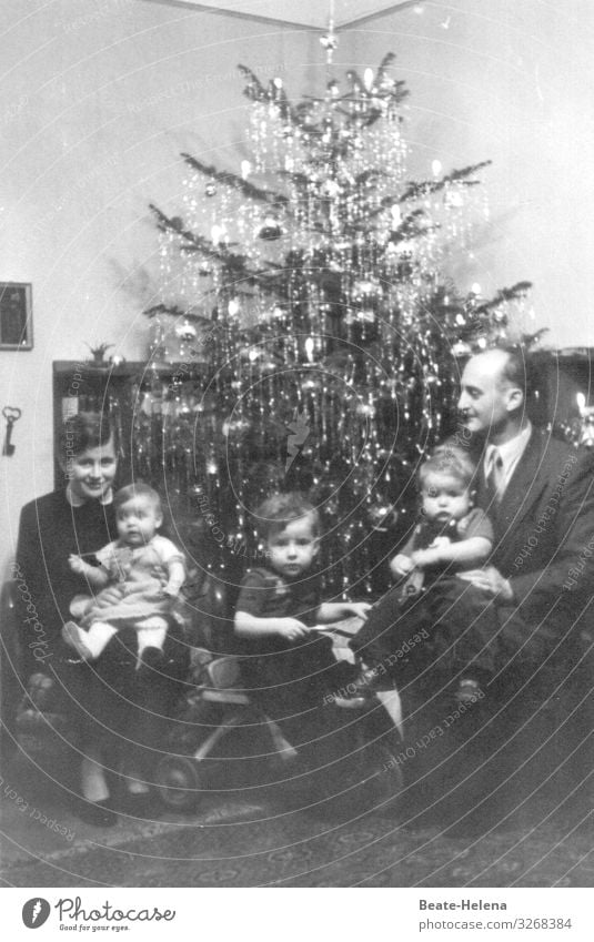 50er Jahre: Familie unterm Weihnachtsbaum Feste & Feiern Weihnachten & Advent Eltern Erwachsene Schwester Familie & Verwandtschaft Leben Veranstaltung Baum