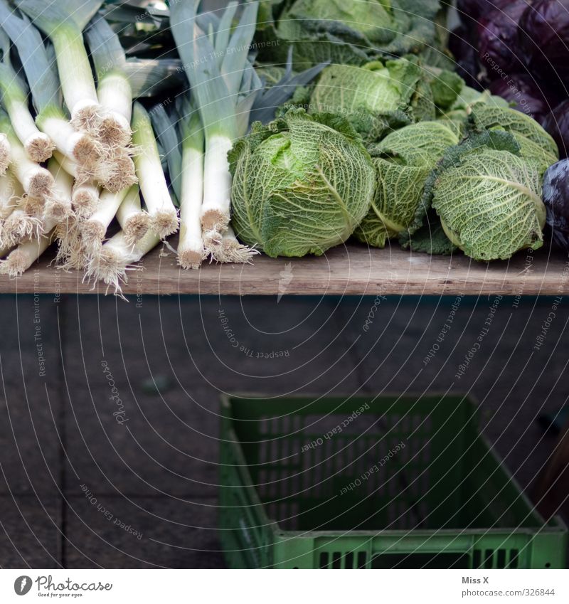 Wochenmarkt Lebensmittel Gemüse Ernährung Bioprodukte Vegetarische Ernährung Diät frisch Gesundheit lecker grün Wirsing Lauchgemüse Porree Gemüsehändler