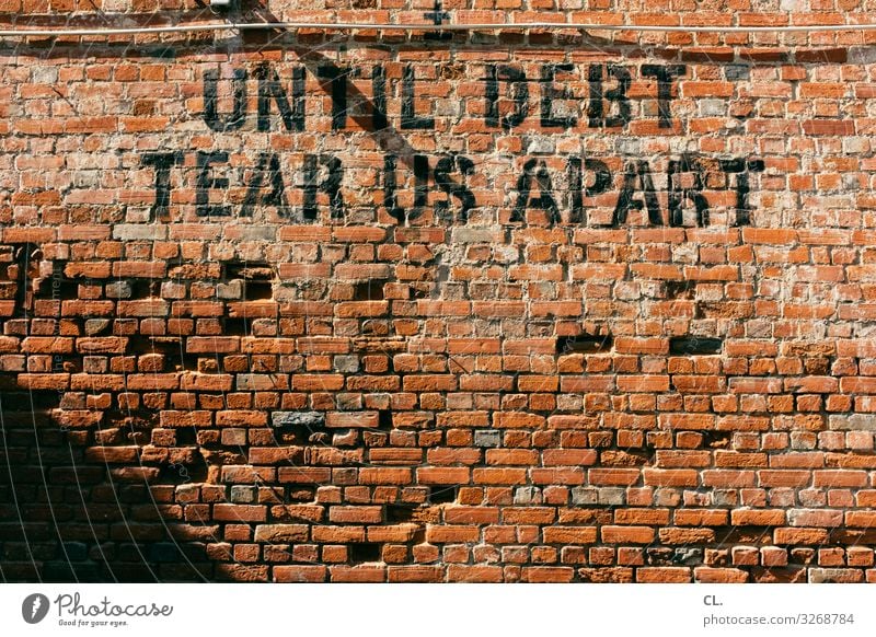 until debt tear us apart Mauer Wand Schriftzeichen Geld Angst Zukunftsangst Verzweiflung geizig Gier Armut Business Kapitalwirtschaft Gesellschaft (Soziologie)