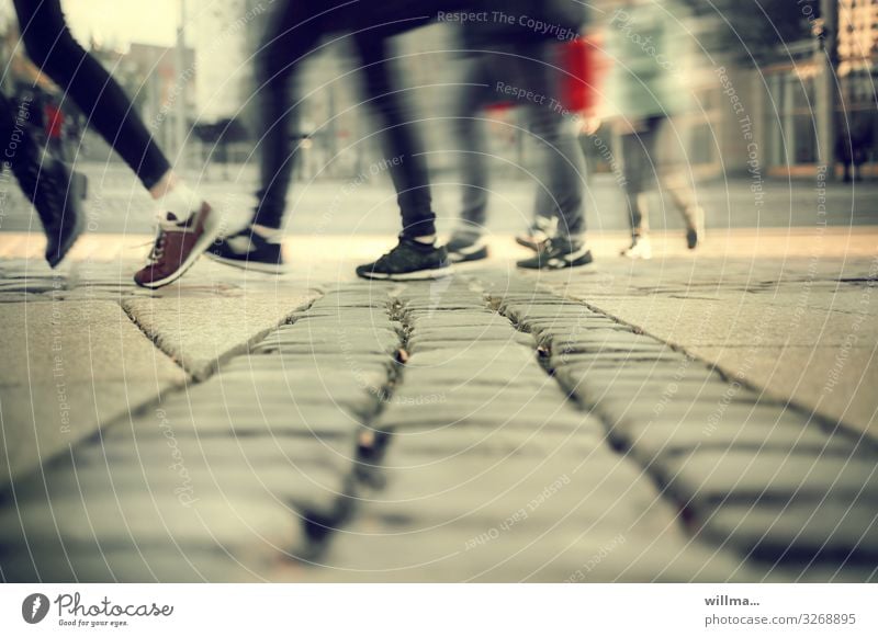 Schlussverkauf - da hinten gibts gute Vorsätze! Mensch Jugendliche Beine Fuß Turnschuh Outdoorschuhe Schnürschuhe rennen gehen laufen Stadt Bewegung kaufen