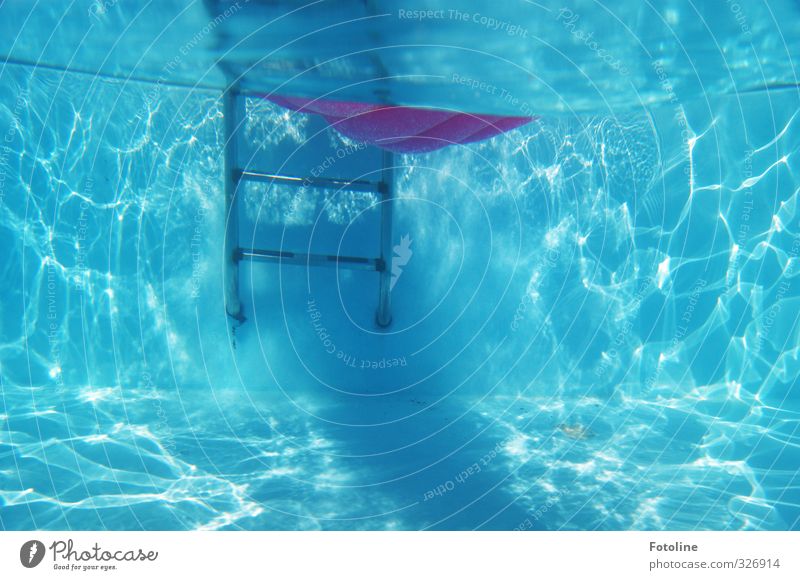 total blau | und ein wenig pink Urelemente Wasser Sommer Coolness frisch hell kalt nass Schwimmbad Leiter Luftmatratze sommerlich Sommerferien Farbfoto