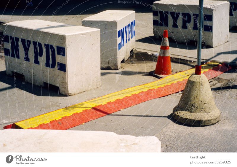 baustelle Verkehrswege grau Barriere Warnung Hut Baustelle Polizei Farbfoto Außenaufnahme Licht Schatten Kontrast