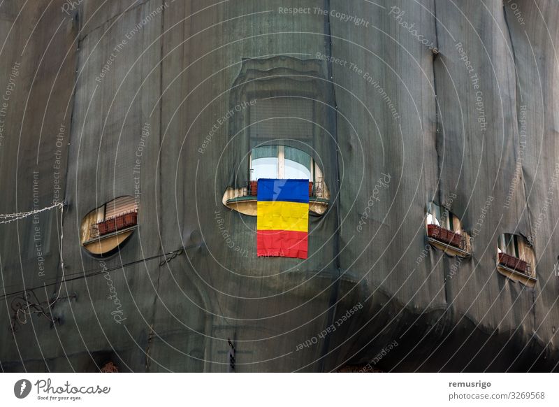 Rumänische Flagge im Fenster Topf Architektur Fahne Ferien & Urlaub & Reisen blau grün rot 2018 Rumänien Timisoara geschnitten Gitter Netz Renovierung Reparatur