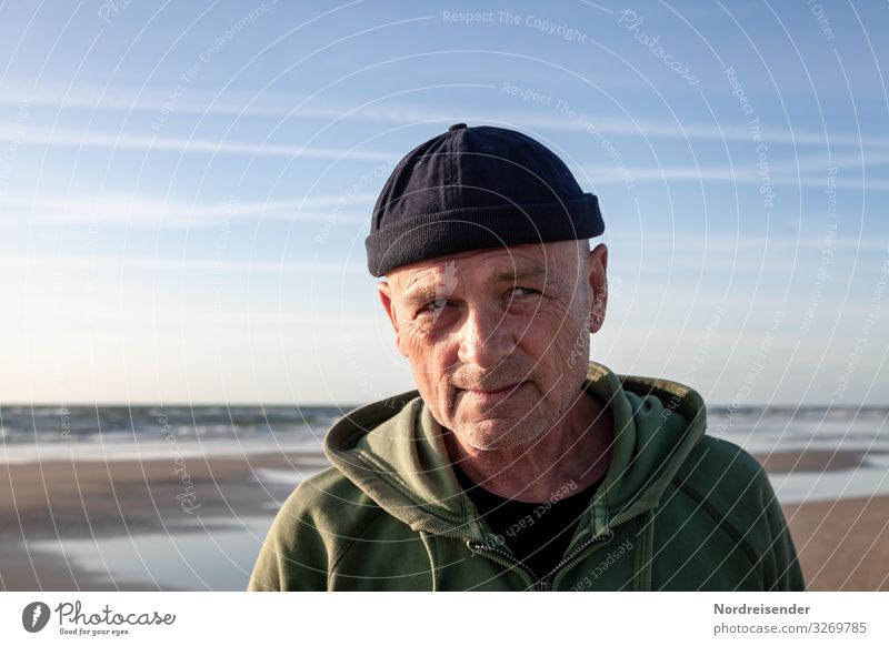 Der alte Mann und das Meer Erwachsene Kopf Natur Senior 60 und älter 1 Himmel Sonne Sommer Ostsee Nordsee Schönes Wetter Mütze beobachten Blick rebellisch frech