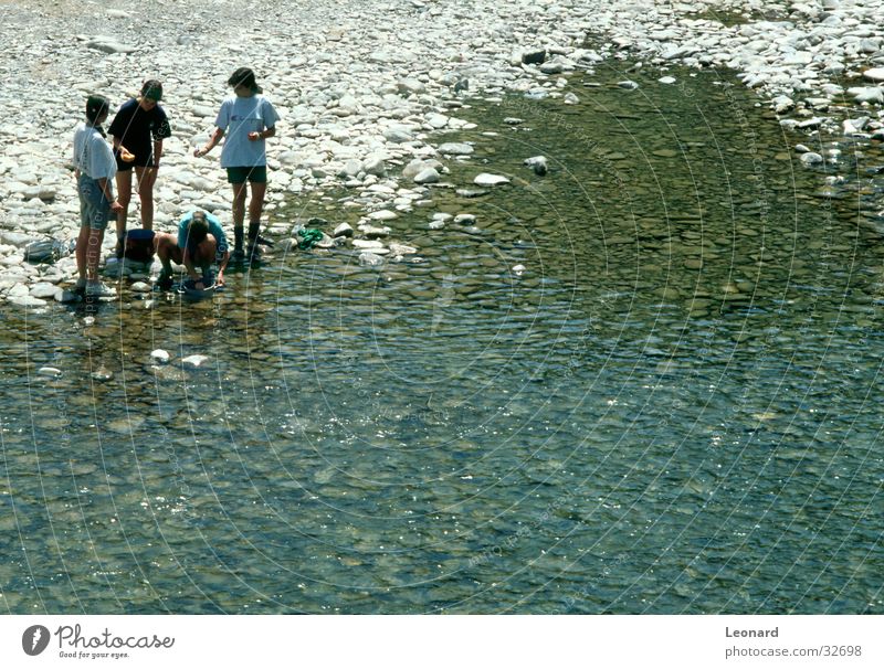 Ufer Mädchen Reinigen Mensch Strand Menschengruppe nahebei Fluss Küste Wasser Stein zurückstrahlend boy water river lake stone