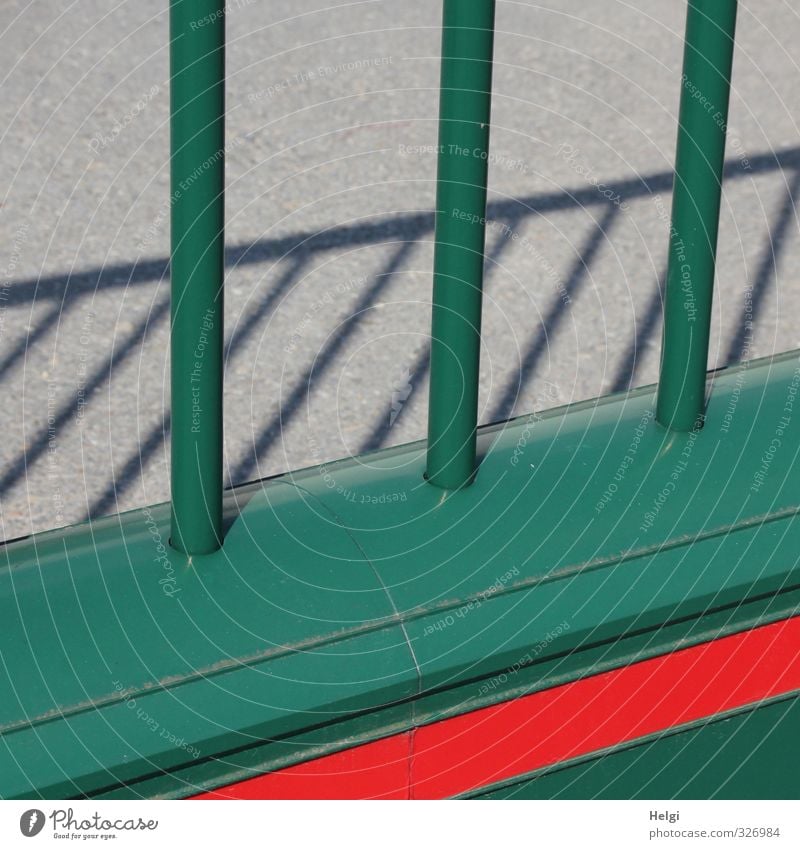 grafisch | grün-rot-grau Zaun Absperrgitter Metall stehen authentisch einzigartig lang Sicherheit Schutz standhaft Ordnungsliebe Angst gefährlich bizarr
