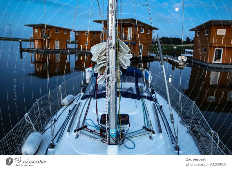 Friedlicher Abend Segeln Ferien & Urlaub & Reisen Segeltörn Wasser Mond Ostsee Hafen Ferienhaus Segelboot Jachthafen liegen blau rot Geborgenheit friedlich