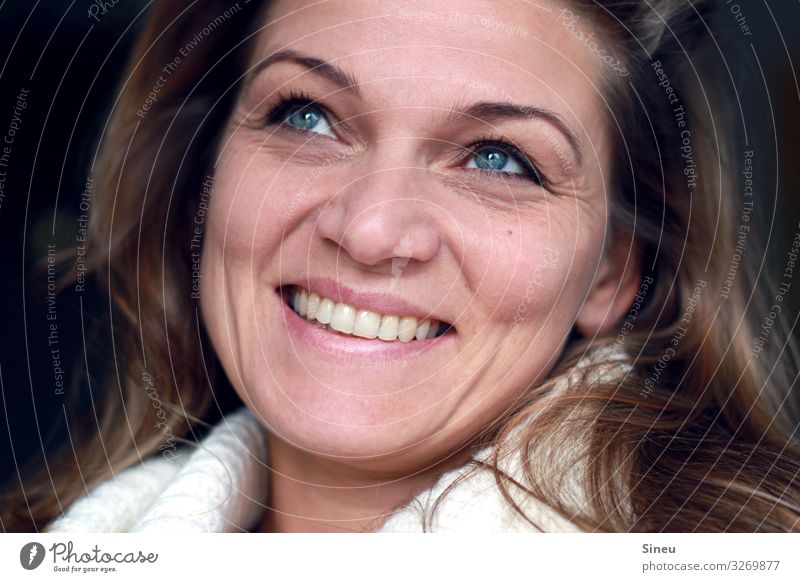 Frau lächelt glücklich feminin Erwachsene 30-45 Jahre Pullover Rollkragenpullover brünett langhaarig Kommunizieren Lächeln lachen sprechen Freundlichkeit