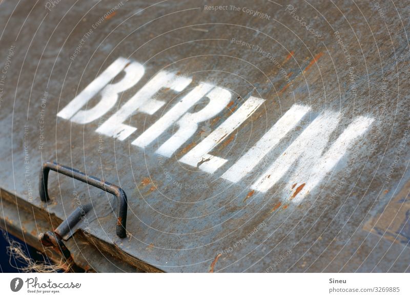 Du bist so wunderbar Metall Schriftzeichen Hinweisschild Warnschild Business Stadt Industrie Typographie Berlin Logo Zielort Eigentümer Farbfoto Außenaufnahme