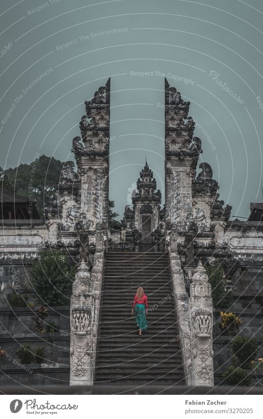 Lempuyang Temple auf Bali in Indonesien Architektur Kultur Tempel Treppe Sehenswürdigkeit gehen laufen ästhetisch grau rot Respekt Ferien & Urlaub & Reisen
