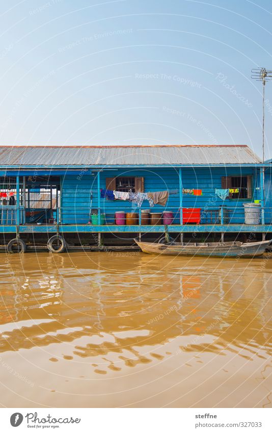 Sehnsucht Wasser Wolkenloser Himmel Schönes Wetter See Tonle Sap See Kambodscha Fischerdorf Haus ästhetisch authentisch außergewöhnlich Armut