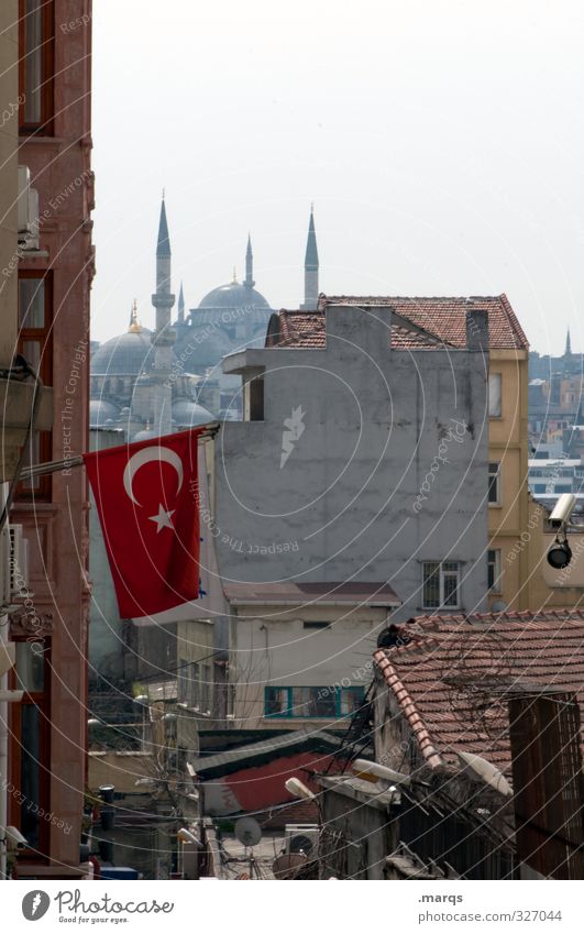 Istanbul Ferien & Urlaub & Reisen Tourismus Himmel Türkei Stadt Hafenstadt Stadtzentrum Haus Gebäude Architektur Moschee Minarett Gasse Fahne Farbfoto