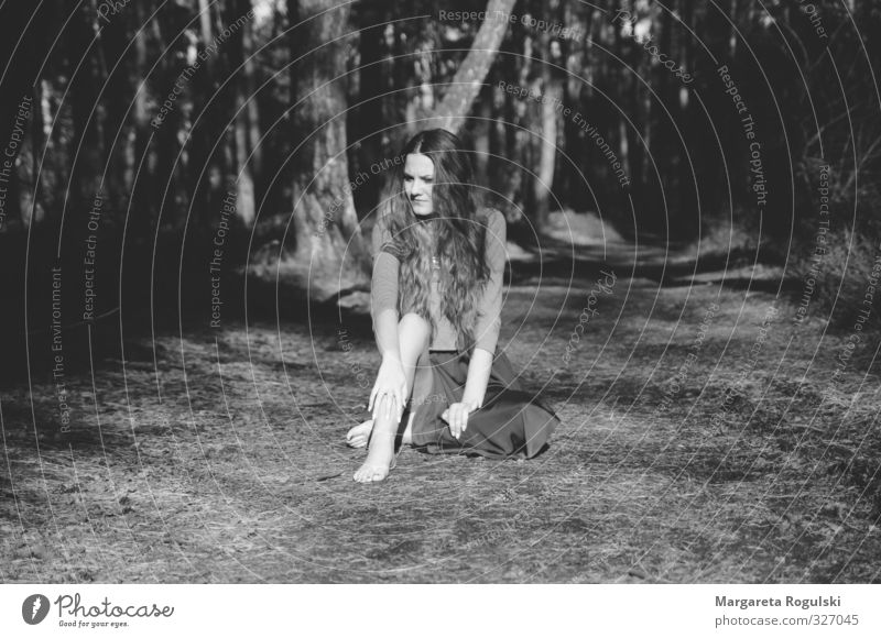 waldweg maskulin Frau Erwachsene 1 Mensch 18-30 Jahre Jugendliche Wetter Wald sitzen träumen Schwarzweißfoto Morgen Tag Licht Schatten Kontrast Silhouette
