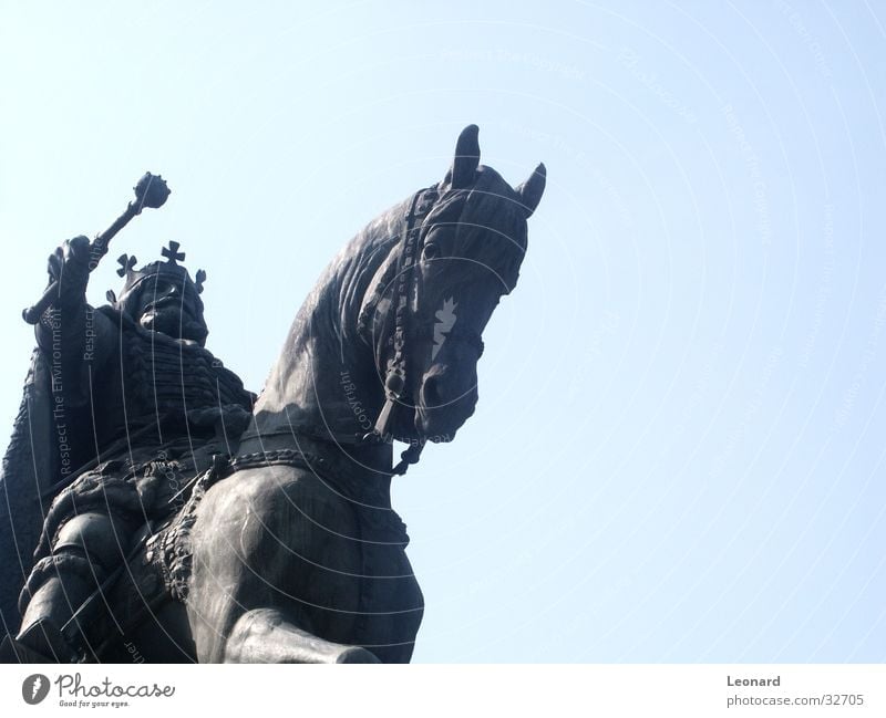 Reiter Krieger Mann Pferd Waffe Kunst Skulptur Rumänien Statue Handwerk König heilig Baumkrone warrior knight horse sculpture romania