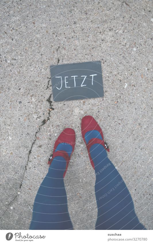 wann ist weihnachten? Gegenwart Wort Antwort Information Mitteilung Text Buchstaben Schrift Tafel Kreide Beine Füße weiblich Straße Asphalt Boden blau