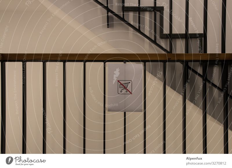 Parkverbot ! Treppe kaufen Überwachung Stadt Verbote Häusliches Leben Einkaufswagen Treppenhaus Farbfoto Innenaufnahme Menschenleer