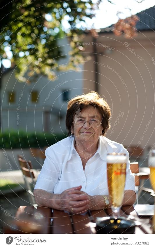 Prost Lebensmittel Biergarten München Bayern Getränk Restaurant ausgehen Essen trinken Weiblicher Senior Frau Großmutter 60 und älter Zufriedenheit