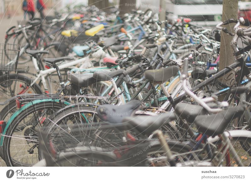 fahrradchaos Fahrrad Fahrradfahren Fahrräder chaotisch viele durcheinander parken vergessen Stadt Stadtleben Fahrrradstadt Karlsruhe Bahnhofsvirtel Bewegung