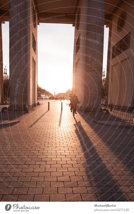 Brandenburger Tor im Sonnenuntergang mit anonymem Fahrradfahrer Leben Berlin Sehenswürdigkeit Wahrzeichen fahren Deutschland Großstadt Gegenlicht Säule Verkehr