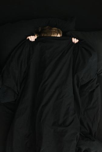 Kind versteckt sich unter Bettdecke Mensch maskulin Haare & Frisuren Hand 1 8-13 Jahre Kindheit schwarz Angst Entsetzen verstecken über den Kopf Farbfoto