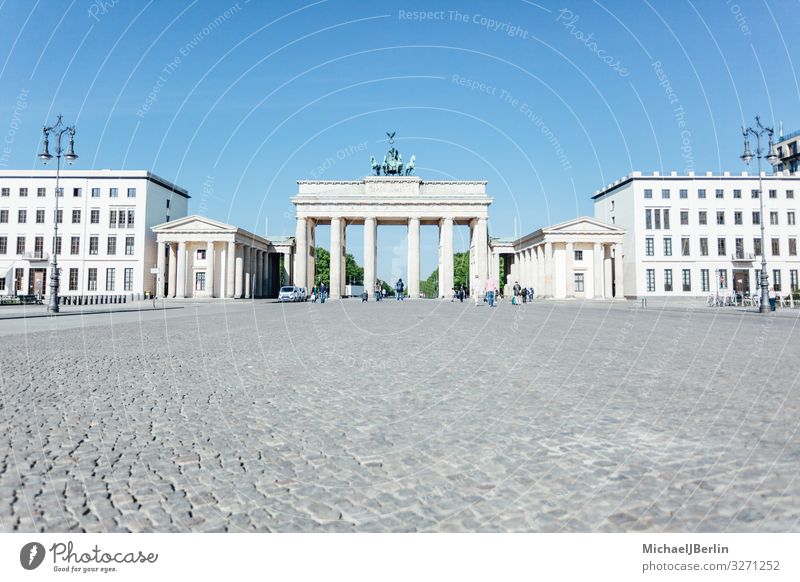 Brandenburger Tor bei blauem Himmel am frühen Morgen in Berlin, Deutschland. leer Menschenleer frei Tourismus niemand Touristen keine menschen Keine morgens