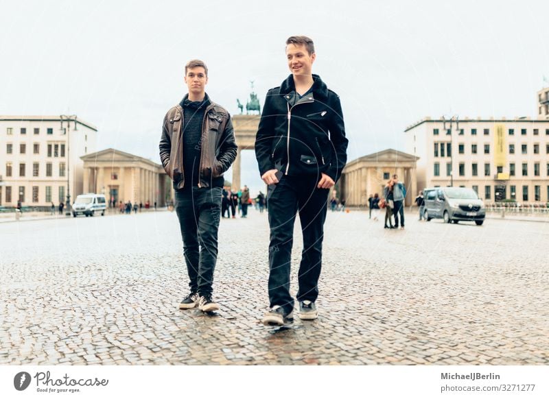 Zwei Teenager Männer vor Brandenburger Tor in Berlin Mensch maskulin Junger Mann Jugendliche 2 Sehenswürdigkeit Wahrzeichen laufen Deutschland Großstadt