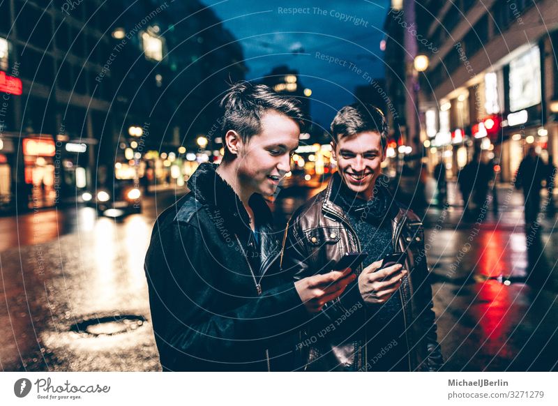Zwei Teenager in der Stadt mit Smartphone Freude Handy PDA Internet Mensch maskulin Junger Mann Jugendliche 2 18-30 Jahre Erwachsene Lebensfreude Berlin