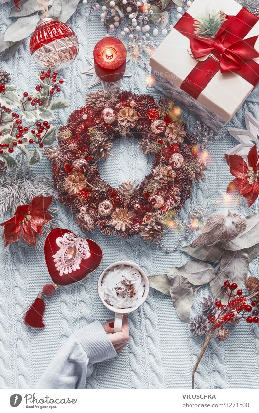 Weihnachten Composing mit Kranz, Geschenke und Deko Kakao Kaffee Design Winter Häusliches Leben Weihnachten & Advent Frau Erwachsene Hand