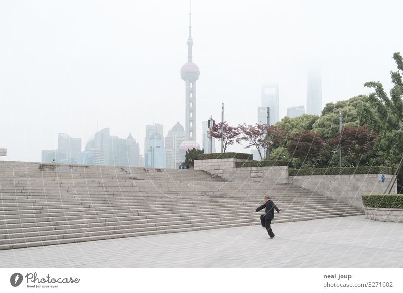 First Samurai Leben Meditation Yoga Tai Chi maskulin Mann Erwachsene 1 Mensch Park Shanghai China Treppe Oriental Pearl Tower Beton Bewegung Erholung Sport