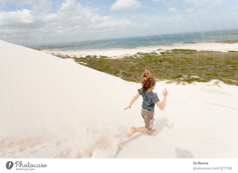 235 [running wild] Spielen Kind Junge 1 Mensch 8-13 Jahre Kindheit Bewegung entdecken laufen rennen springen toben Stranddüne Meer Sandstrand Farbfoto