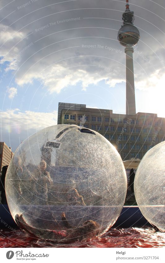 Menschen vergnügen sich in großen Kunststoffkugeln im Wasserbecken vor dem Berliner Funkturm Freude Freizeit & Hobby Tourismus Haus Turm Gebäude Bubbles Kugel
