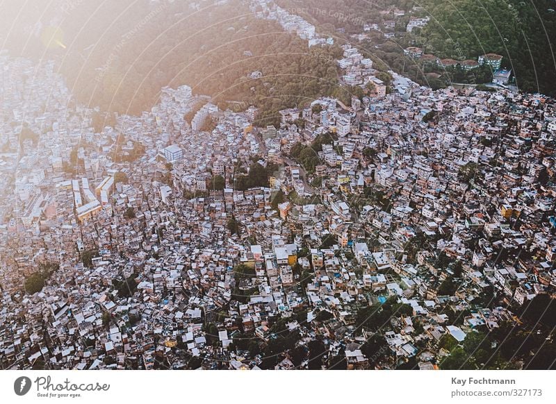 Luftbild Favela Rocinha Haus Außenaufnahme Farbfoto Stadt überbevölkert Rio de Janeiro Armut Tourismus Brasilien Häusliches Leben Hütte Wohnung Südamerika