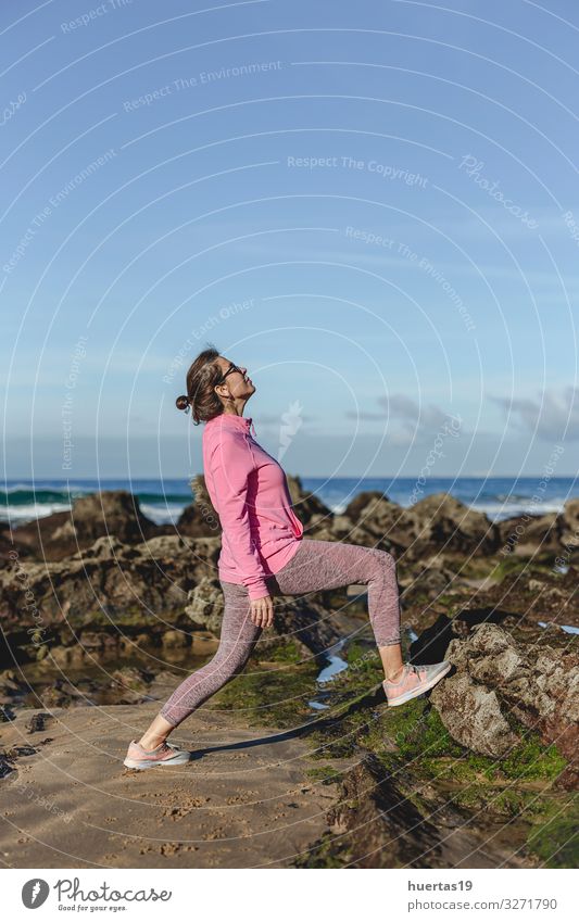Brünette Frau praktiziert Yoga am Strand Lifestyle schön Körper Gesundheitswesen Wellness harmonisch Erholung ruhig Meditation Sonne Meer Sport Fitness