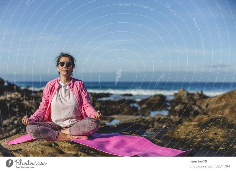 Brünette Frau praktiziert Yoga am Strand Lifestyle schön Körper Gesundheit Gesundheitswesen Wellness harmonisch Erholung ruhig Meditation Sonne Meer Sport