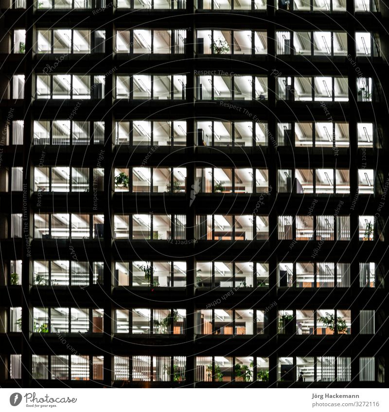 typische allgemeine Büros bei Nacht Arbeit & Erwerbstätigkeit Beruf Business Hochhaus Fassade dunkel schwarz Österreich leer generisch Licht künstliches Licht
