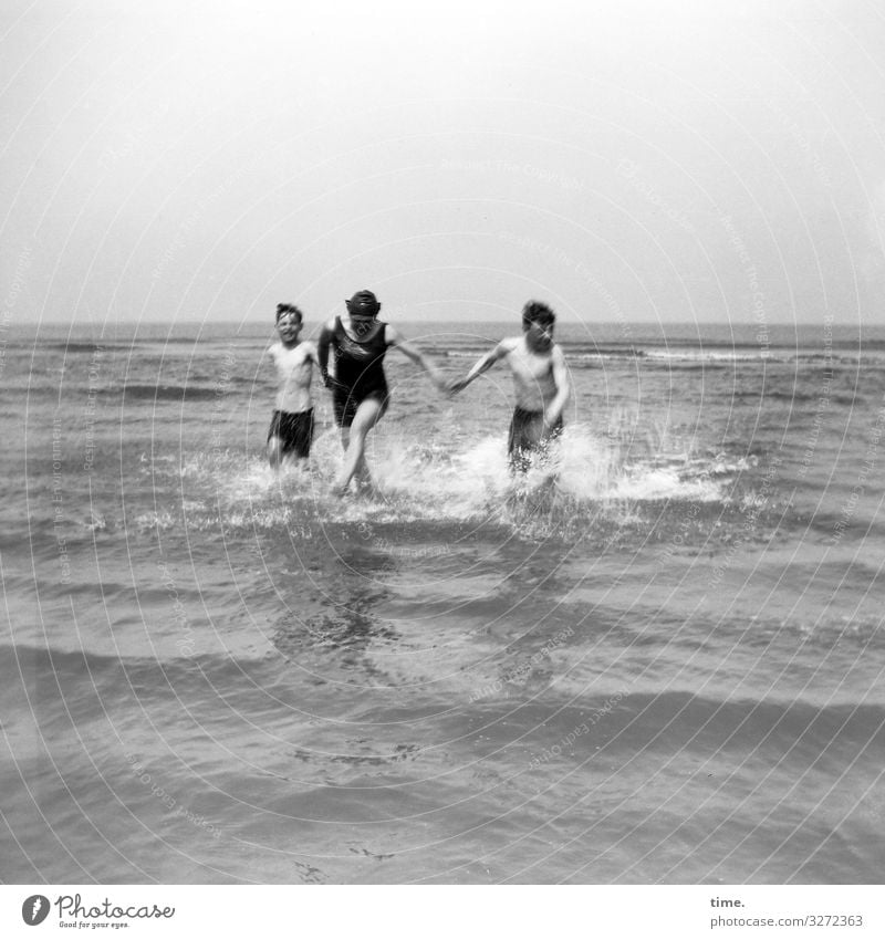 Ferienrausch | Dreiklang baden meer sommer badespaß wellen urlaub spritzen leben laufen rennen gemeinsam zusammen badehose badeanzug sonnenlicht horizont