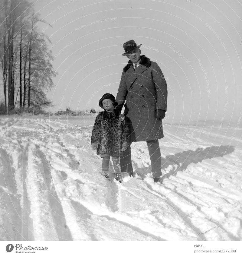 Wintersonne maskulin Kind Mann Erwachsene Vater 2 Mensch Umwelt Natur Landschaft Himmel Schönes Wetter Schnee Harz Mantel Hut berühren Blick stehen Zusammensein