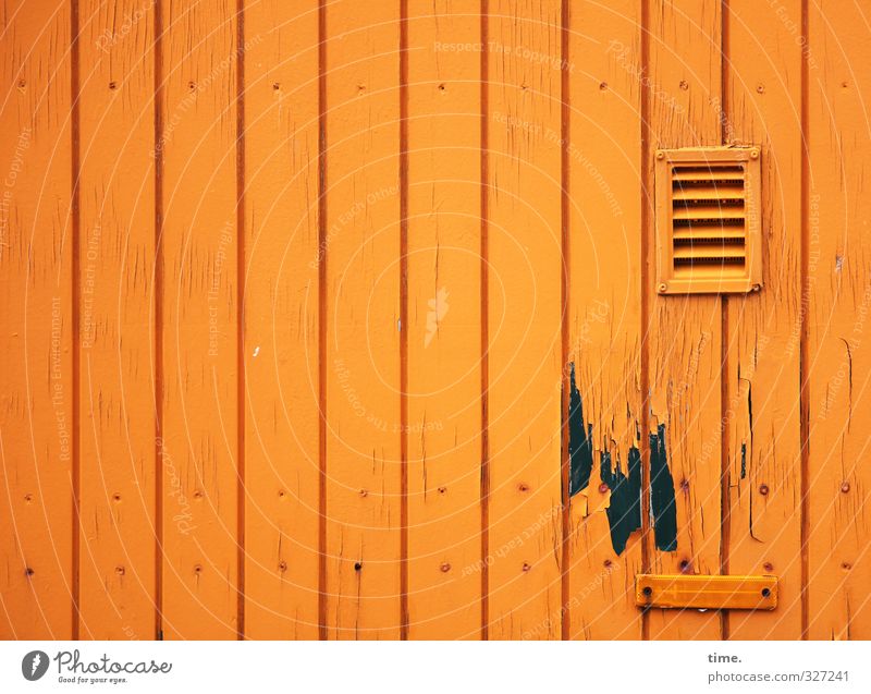 Rømø | Die Spülung könnte mal repariert werden Mauer Wand Fassade Lüftungsschlitz lackiert Profilholz Holz alt eckig kaputt nass trashig orange Design Duft