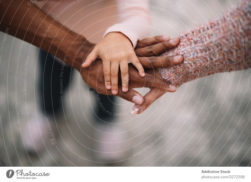 Hände einer multirassischen Familie zusammenlegen Hände zusammen vielfältig Eltern Kind Bündnis Kleinkind Generation gegenseitige Hilfe Pflege Einheit Glück