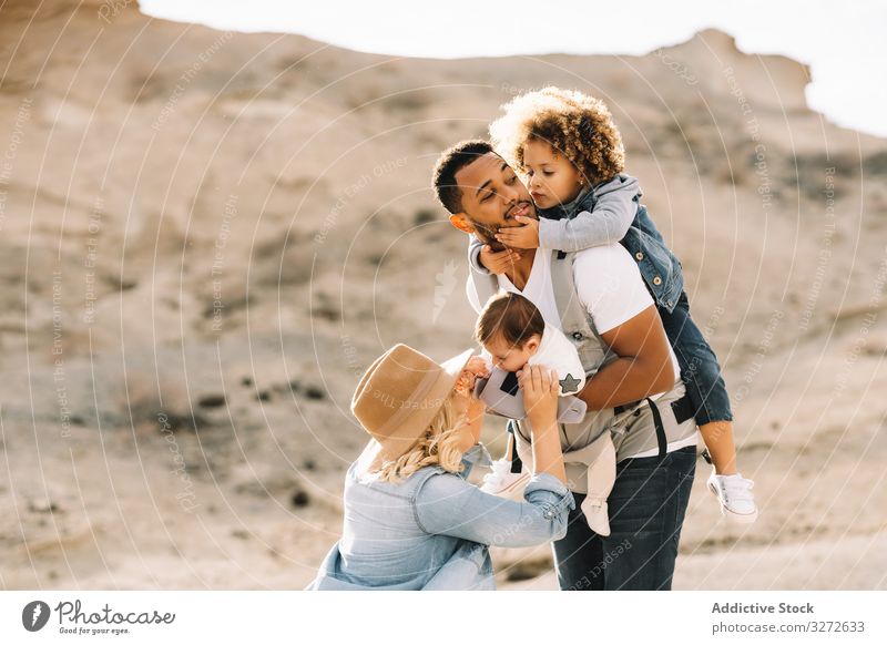 Vielfältige Familie hat Spaß im Urlaub Natur Elternschaft Kinder Lächeln Glück heiter Lifestyle modern Ehemann Bonden Liebe Angebot lässig schwarz multiethnisch