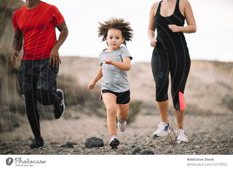 Aktive, vielfältige Familie, die auf der Natur läuft sportlich laufen aktiv Lächeln wüst Morgen Lifestyle Zusammensein abstützen Gesundheit dynamisch Joggen