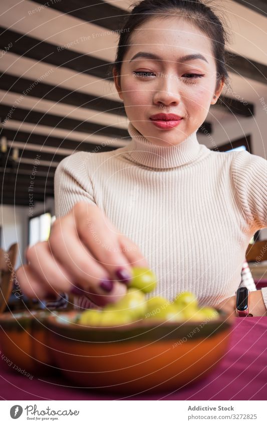 Asiatische Frau isst Oliven im Restaurant oliv Café Lebensmittel essen Mahlzeit Lifestyle carratraca Malaga Spanien Snack Amuse-Gueule lecker asiatisch