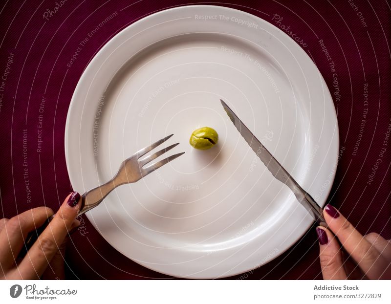 Gesichtslose Frau isst Olive im Restaurant Diät essen oliv Lebensmittel Single eine carratraca Malaga Spanien Tisch Hunger Gewicht Geschmack Veganer