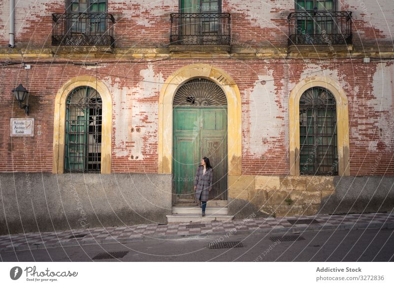 Frau auf der Straße mit altem Gebäude Spanien reisen Antiquität Malaga carratraca historisch Fassade gealtert Lifestyle Freiheit Feiertag Reise Abenteuer