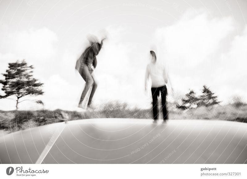 rømø | Junge Hüpfer Jugendliche Erwachsene 2 Mensch Spielen Sport springen Fröhlichkeit Begeisterung Freude hüpfen Trampolin sportlich Unschärfe